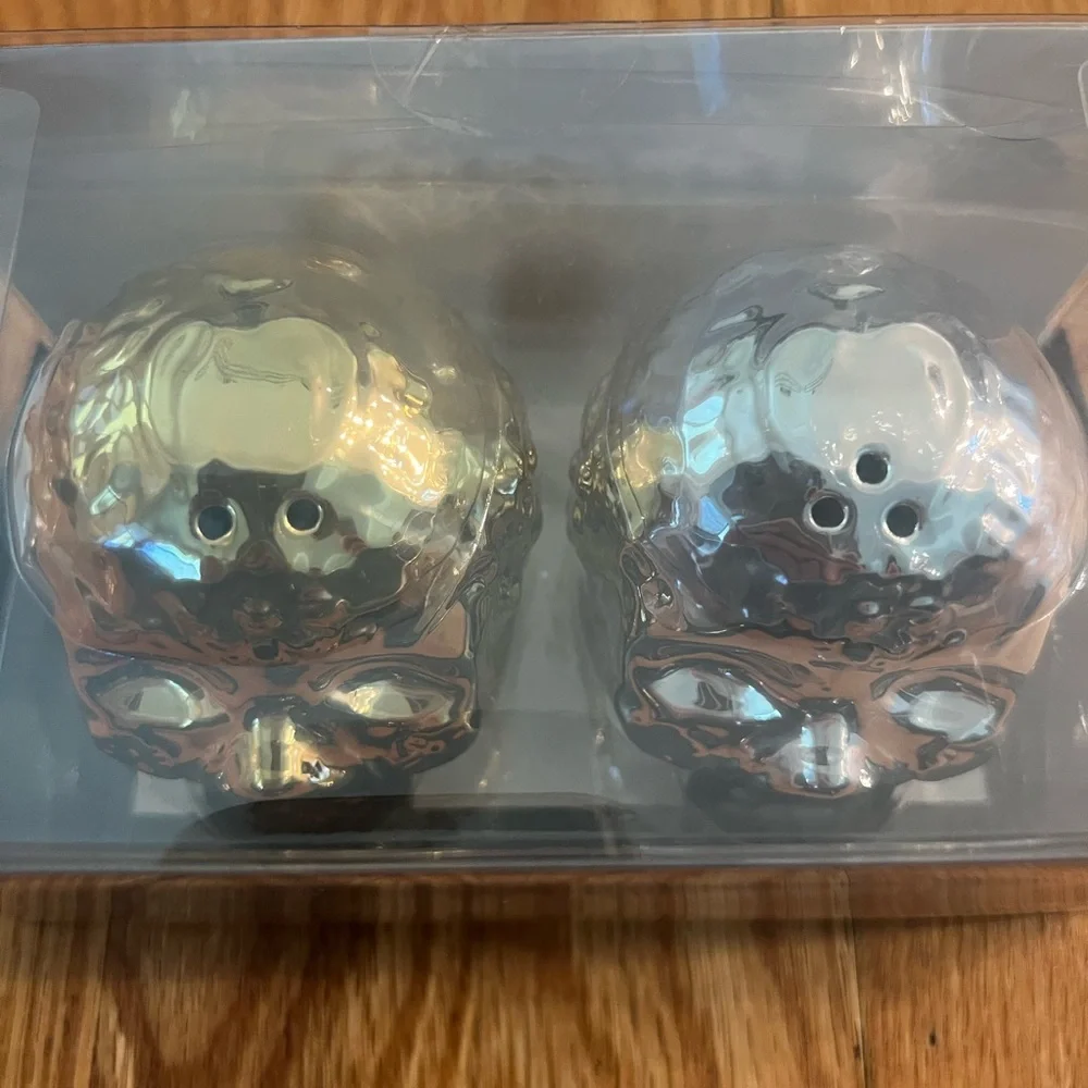 - Salt and Pepper skulls shakers Halloween theme